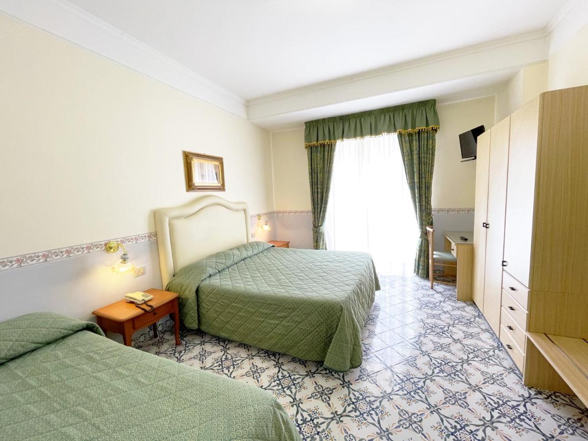 Hotel Reginella SantʼAgata sui Due Golfi Kültér fotó