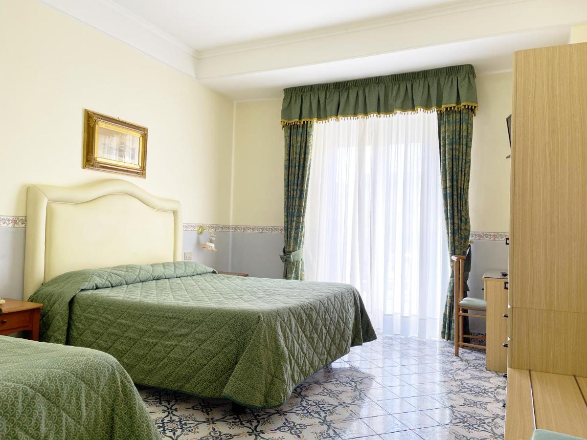 Hotel Reginella SantʼAgata sui Due Golfi Kültér fotó