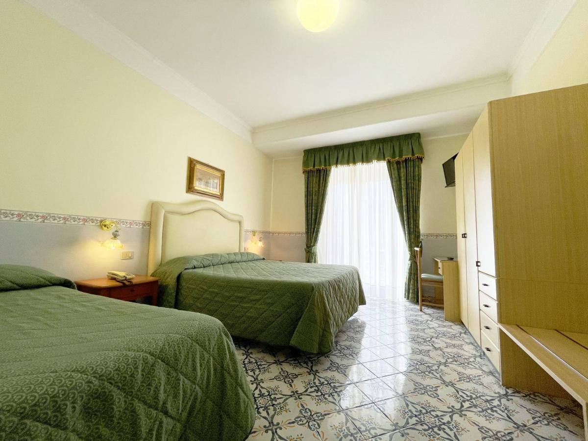 Hotel Reginella SantʼAgata sui Due Golfi Kültér fotó