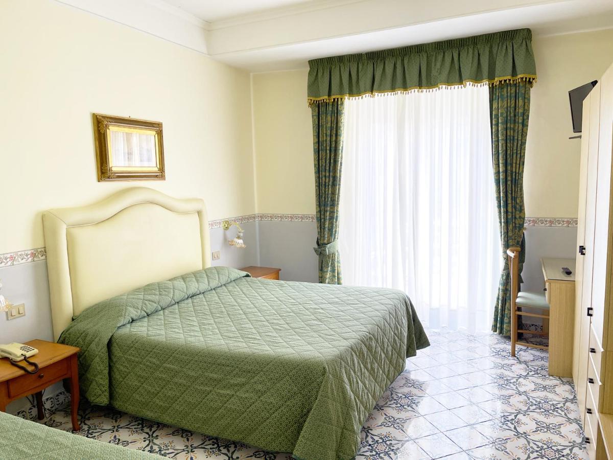 Hotel Reginella SantʼAgata sui Due Golfi Kültér fotó