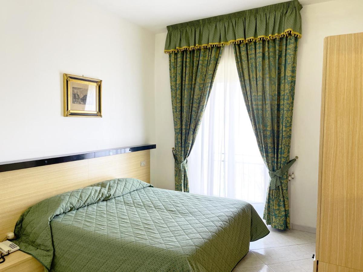 Hotel Reginella SantʼAgata sui Due Golfi Kültér fotó