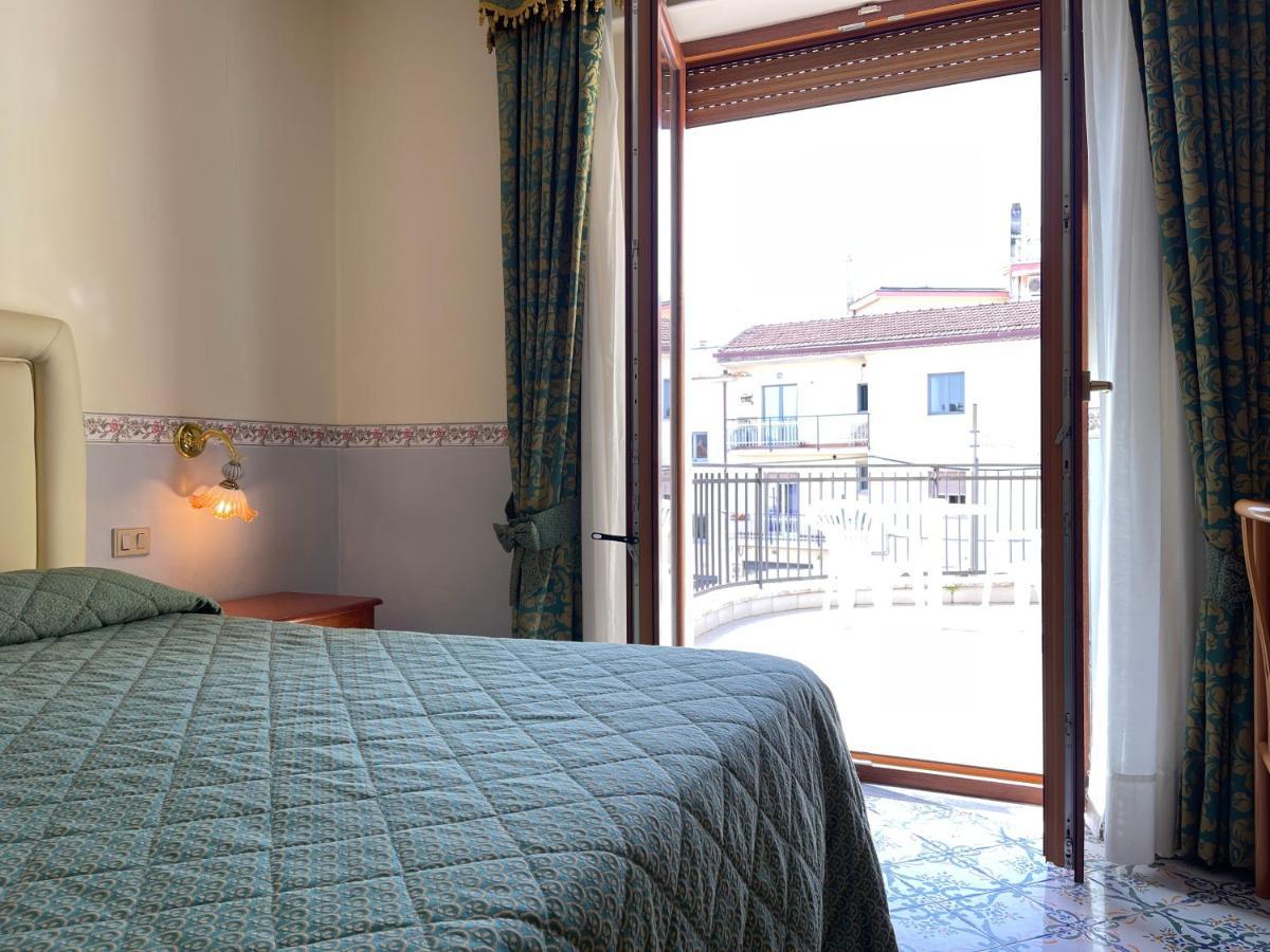 Hotel Reginella SantʼAgata sui Due Golfi Kültér fotó