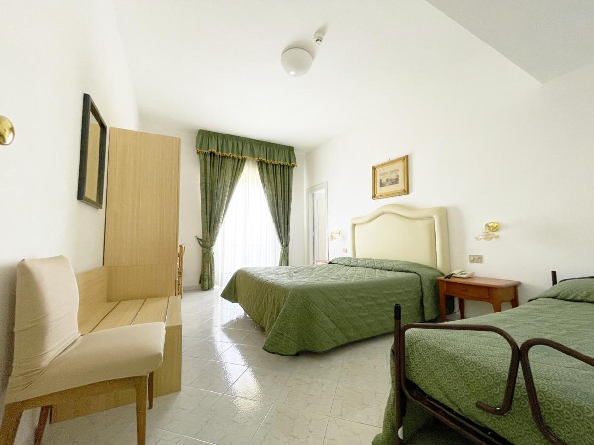Hotel Reginella SantʼAgata sui Due Golfi Kültér fotó