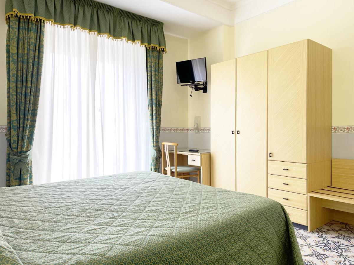 Hotel Reginella SantʼAgata sui Due Golfi Kültér fotó