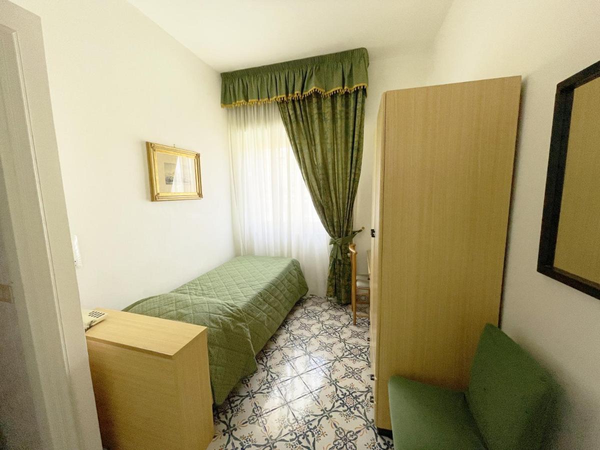 Hotel Reginella SantʼAgata sui Due Golfi Kültér fotó