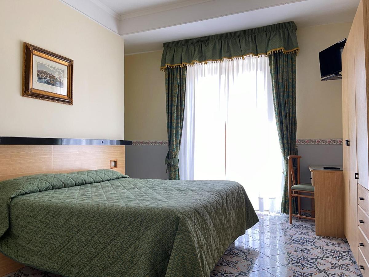 Hotel Reginella SantʼAgata sui Due Golfi Kültér fotó