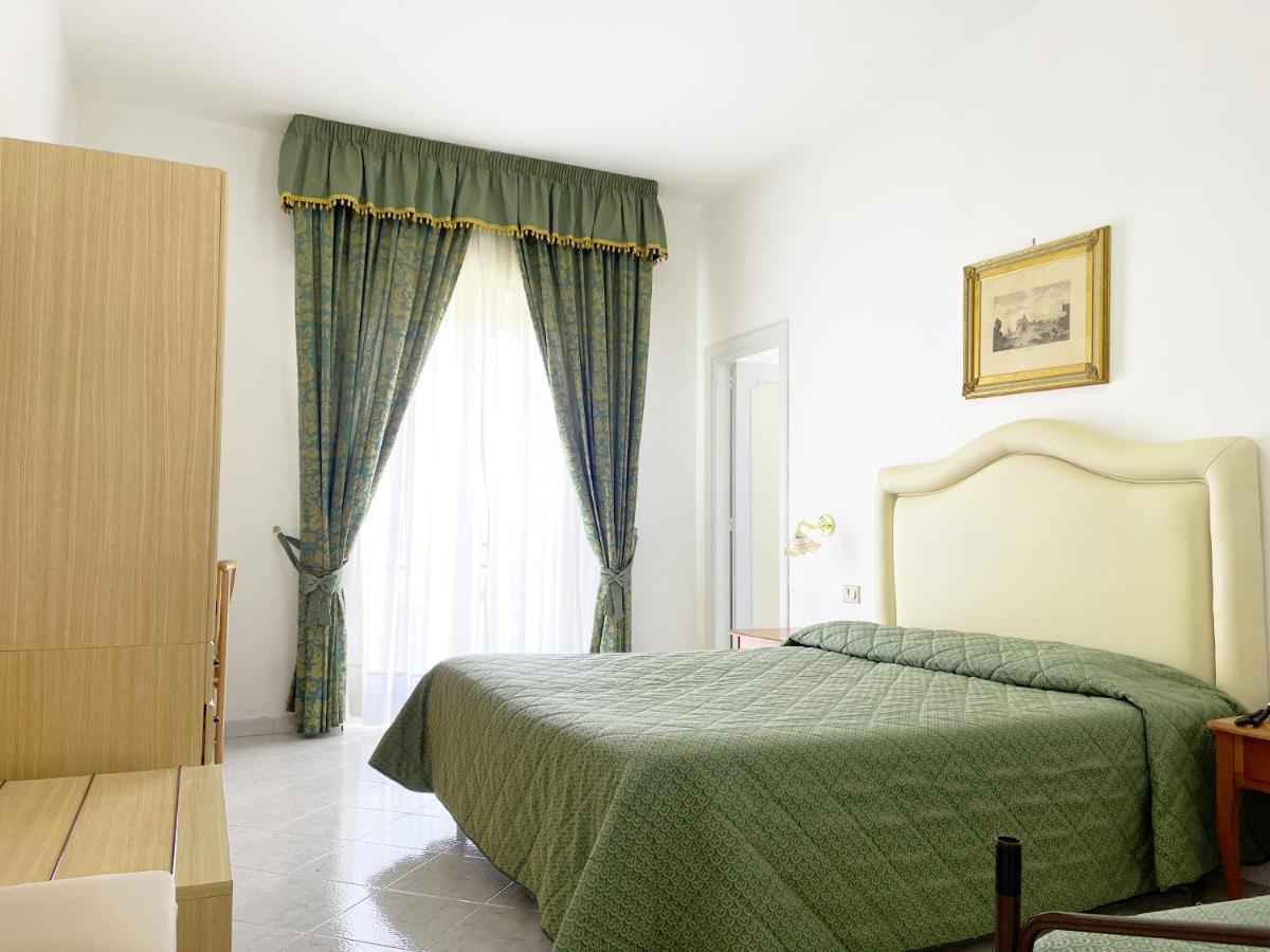 Hotel Reginella SantʼAgata sui Due Golfi Kültér fotó