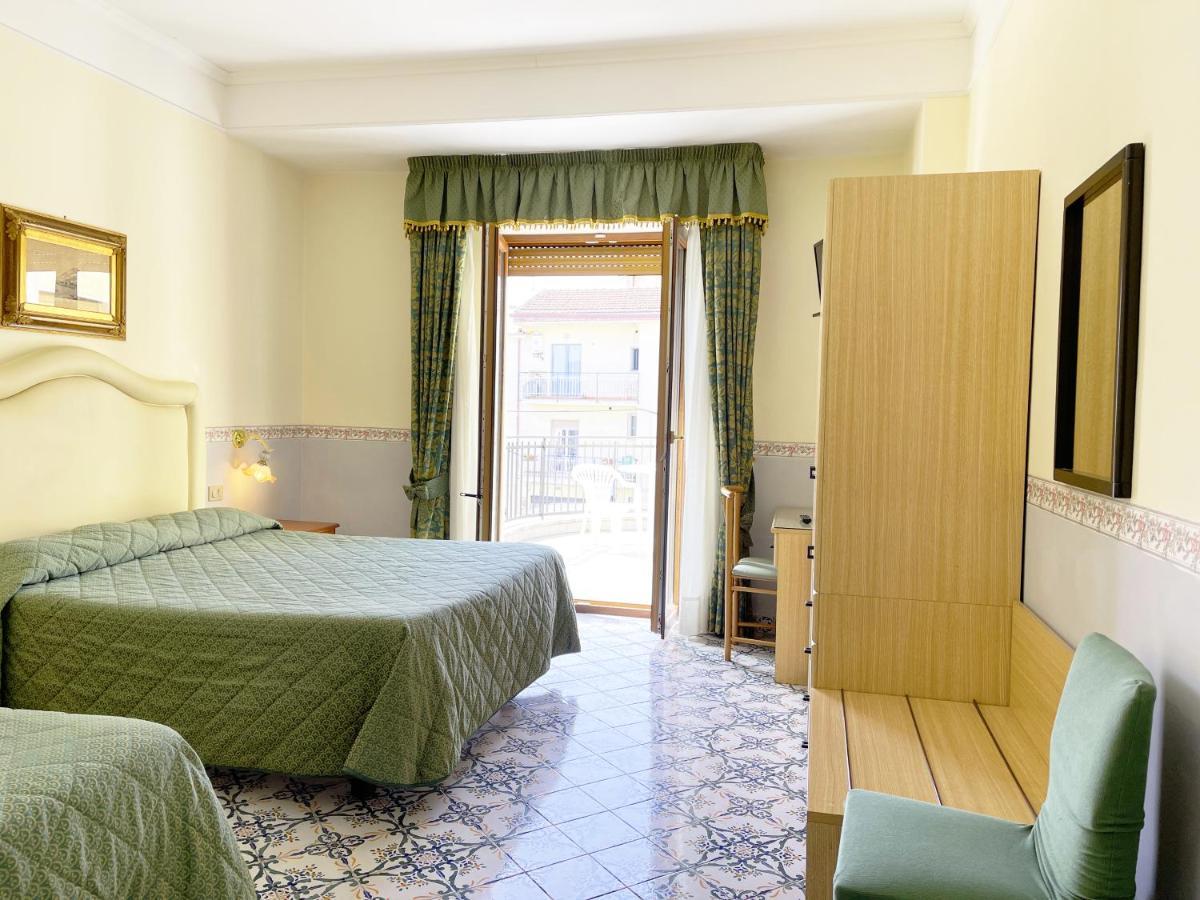 Hotel Reginella SantʼAgata sui Due Golfi Kültér fotó