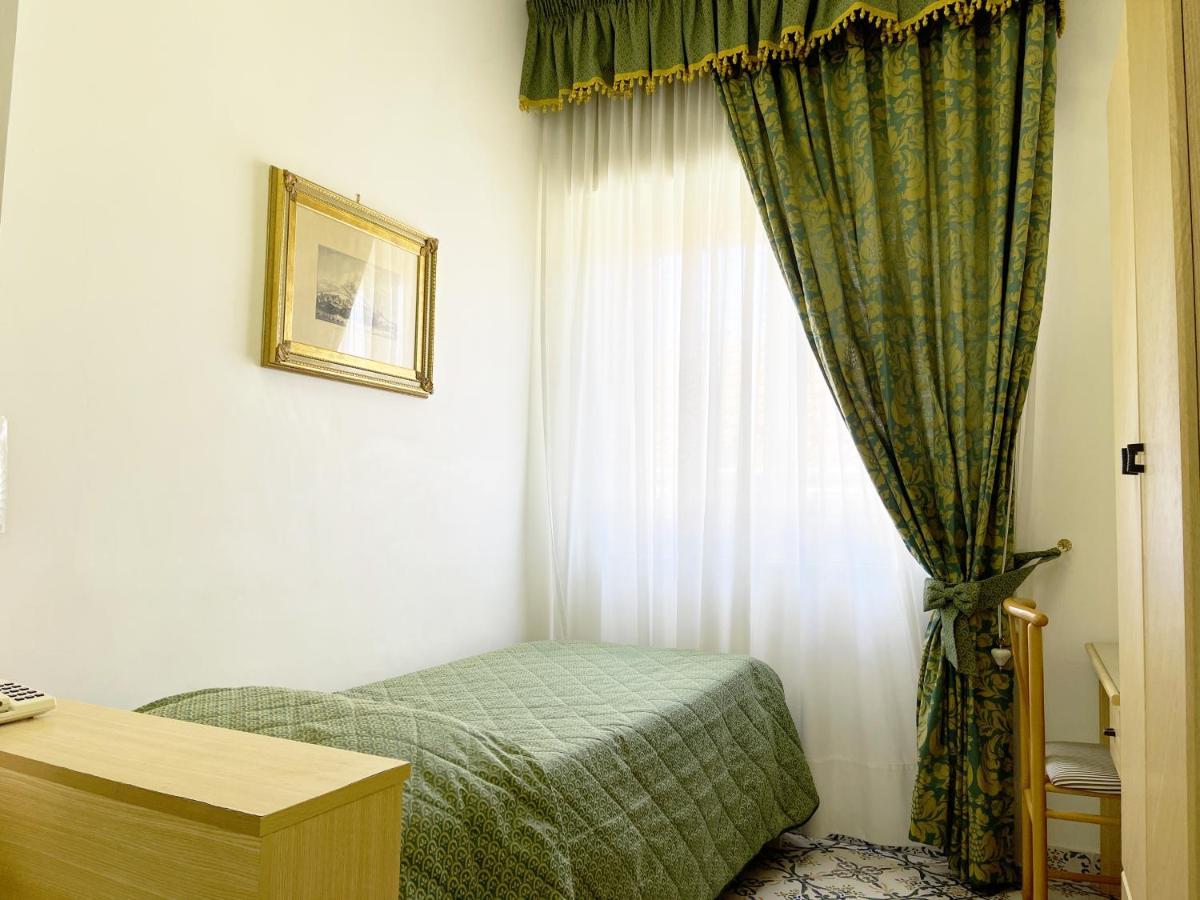 Hotel Reginella SantʼAgata sui Due Golfi Kültér fotó