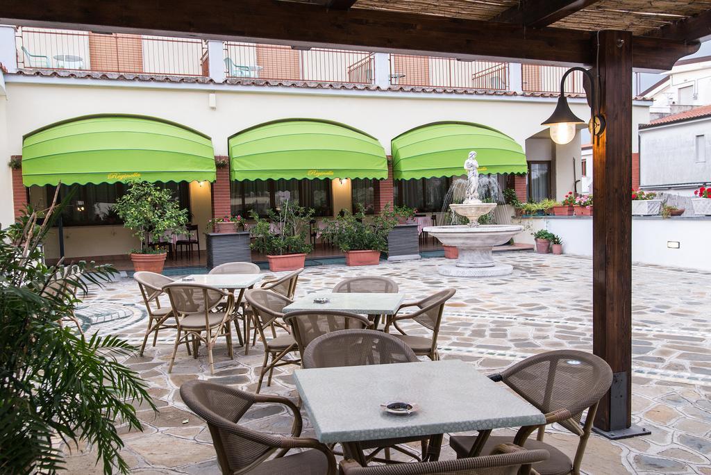 Hotel Reginella SantʼAgata sui Due Golfi Kültér fotó